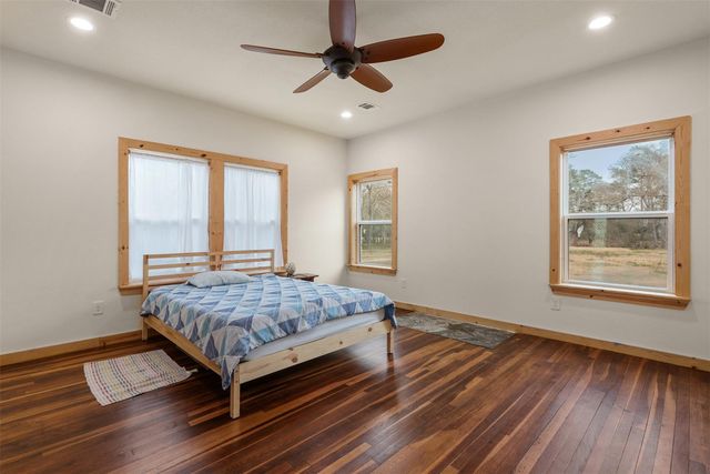 9009 Lazy Lane, Hitchcock, TX 77563