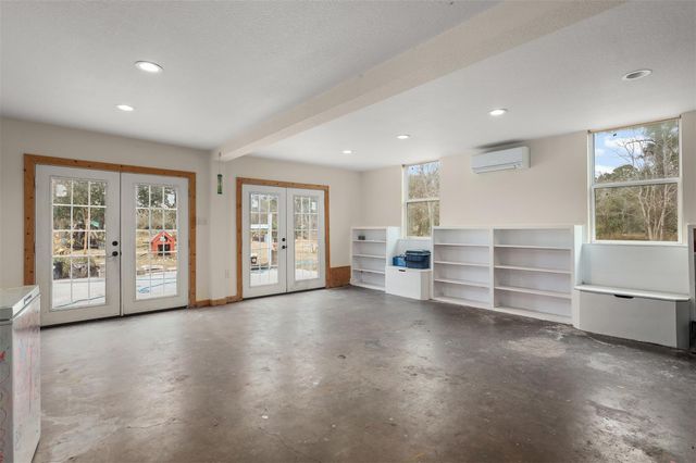 9009 Lazy Lane, Hitchcock, TX 77563