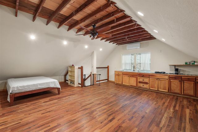 9009 Lazy Lane, Hitchcock, TX 77563