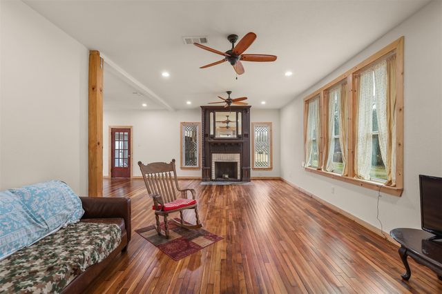 9009 Lazy Lane, Hitchcock, TX 77563