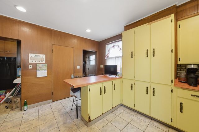10628 S Longwood Drive, Chicago, IL 60643