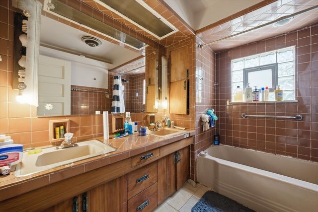 10628 S Longwood Drive, Chicago, IL 60643