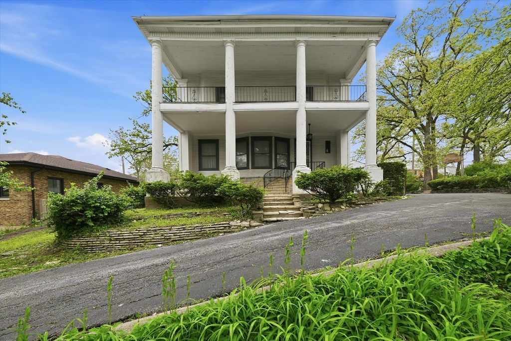 10628 S Longwood Drive, Chicago, IL 60643