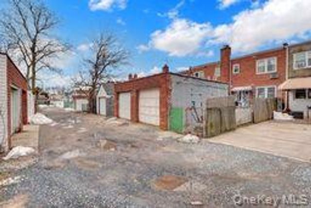 8415 259th Street, Floral Park, NY 11001