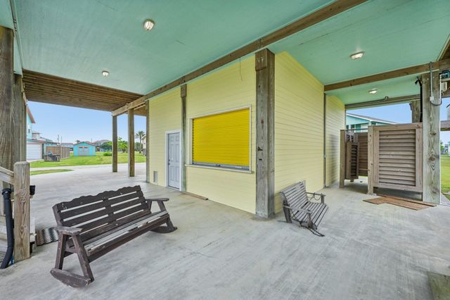 940 Gregory Lane, Crystal Beach, TX 77650