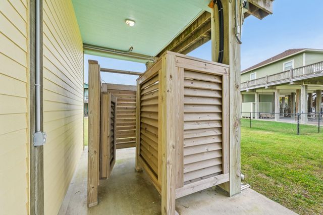 940 Gregory Lane, Crystal Beach, TX 77650