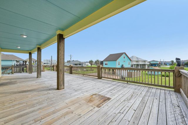940 Gregory Lane, Crystal Beach, TX 77650