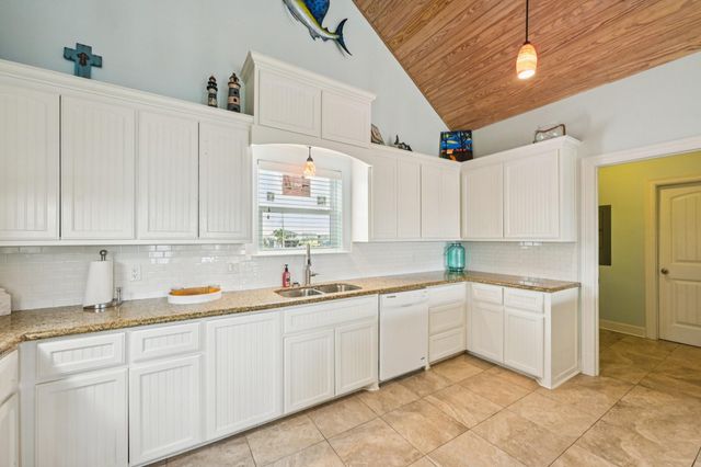 940 Gregory Lane, Crystal Beach, TX 77650