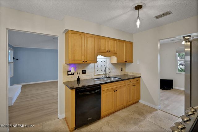 11530 BROAD LEAF Drive, Jacksonville, FL 32225