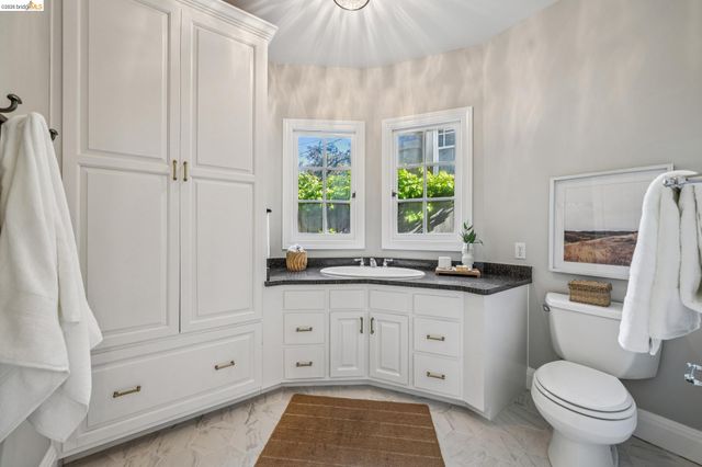 4201 Lakeshore Ave, Oakland, CA 94610