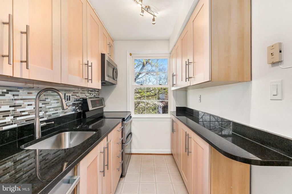 Image 10 of property listing at 2211 WASHINGTON AVE #303, Silver Spring, MD 20910