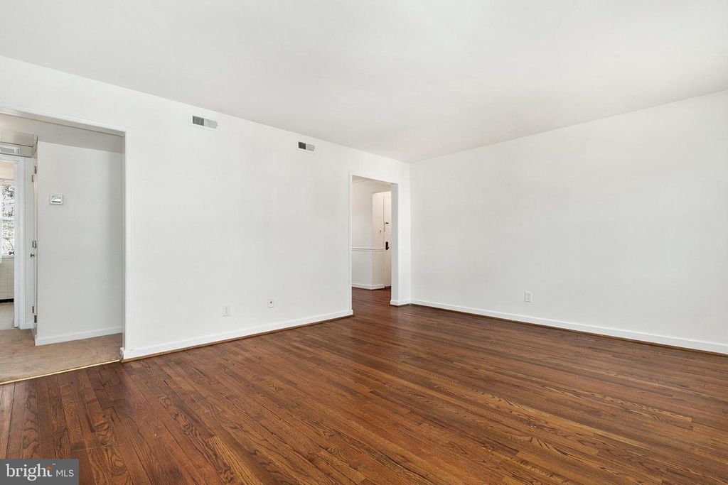 Image 14 of property listing at 2211 WASHINGTON AVE #303, Silver Spring, MD 20910