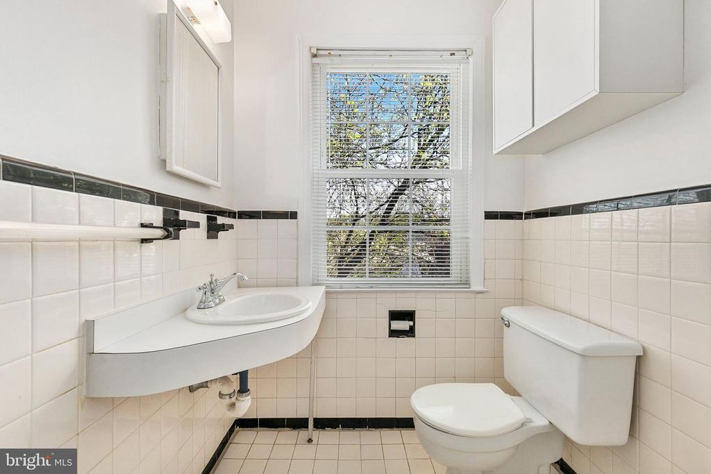 Image 21 of property listing at 2211 WASHINGTON AVE #303, Silver Spring, MD 20910