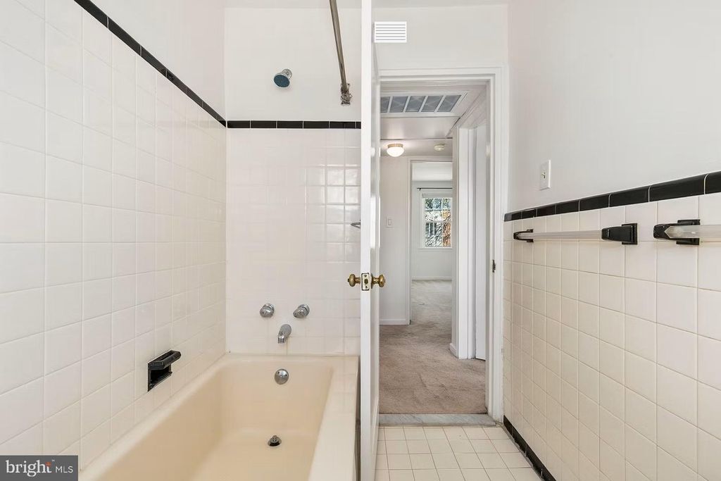 Image 22 of property listing at 2211 WASHINGTON AVE #303, Silver Spring, MD 20910