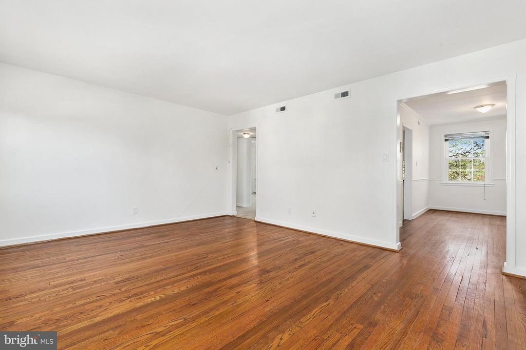 Image 6 of property listing at 2211 WASHINGTON AVE #303, Silver Spring, MD 20910