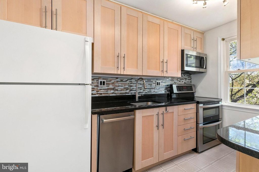 Image 8 of property listing at 2211 WASHINGTON AVE #303, Silver Spring, MD 20910