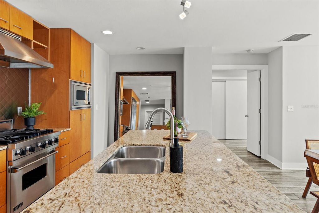 Image 7 of property listing at 1208 E KENNEDY BOULEVARD 1109, Tampa, FL 33602