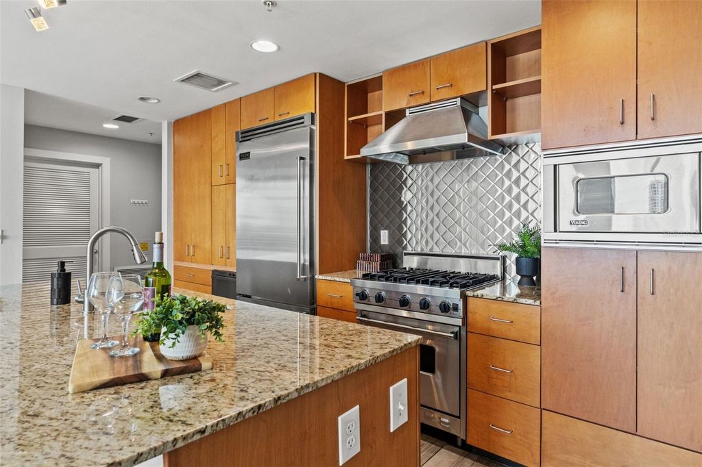 Image 8 of property listing at 1208 E KENNEDY BOULEVARD 1109, Tampa, FL 33602