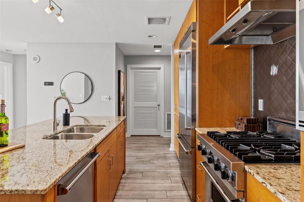 Image 10 of property listing at 1208 E KENNEDY BOULEVARD 1109, Tampa, FL 33602
