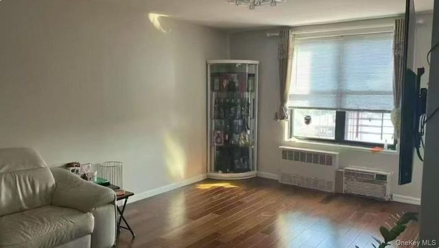 14015 Holly Avenue 4th FL, Flushing, NY 11355