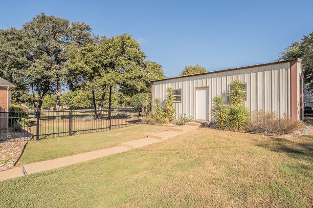 225 Sherry Lane, Burleson, TX 76028
