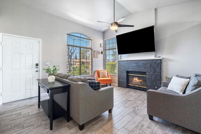 7634 N Dearing Avenue, Fresno, CA 93720