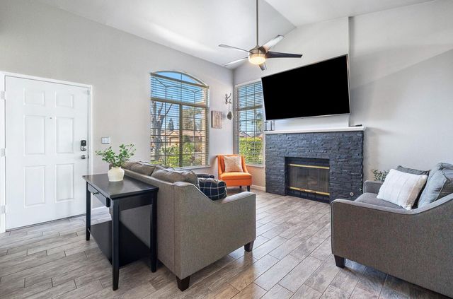 7634 N Dearing Avenue, Fresno, CA 93720