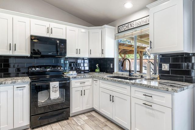 7634 N Dearing Avenue, Fresno, CA 93720