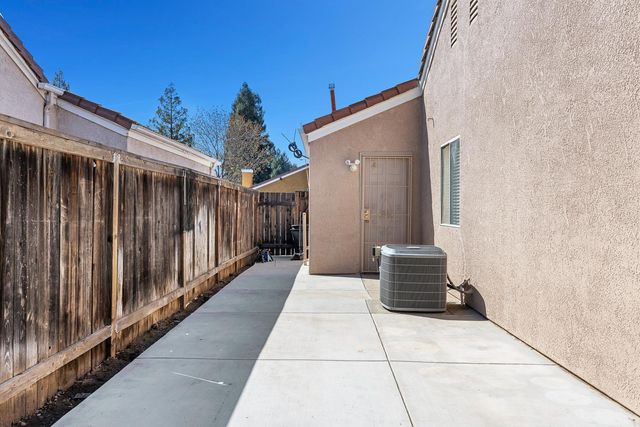 7634 N Dearing Avenue, Fresno, CA 93720