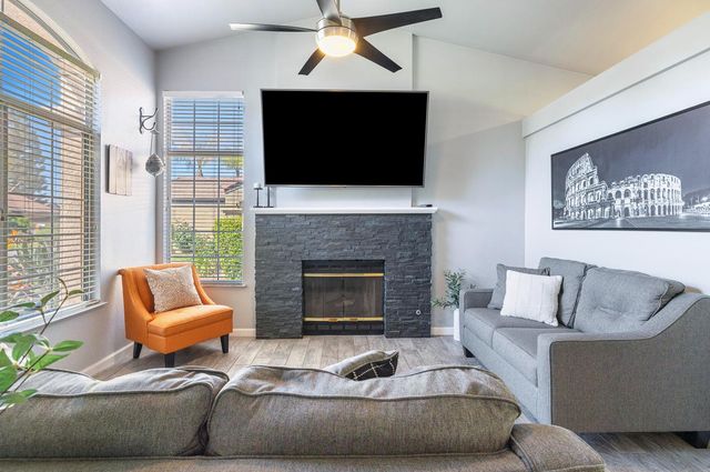 7634 N Dearing Avenue, Fresno, CA 93720