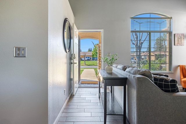 7634 N Dearing Avenue, Fresno, CA 93720