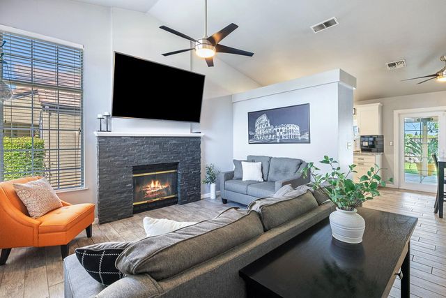 7634 N Dearing Avenue, Fresno, CA 93720