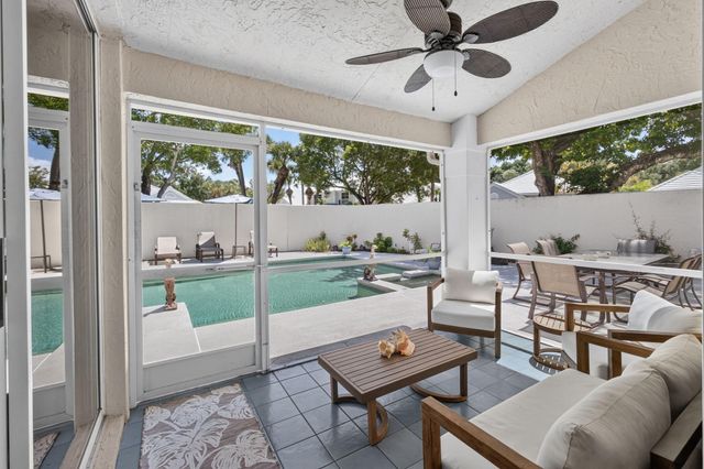 33 Selby Lane, Palm Beach Gardens, FL 33418