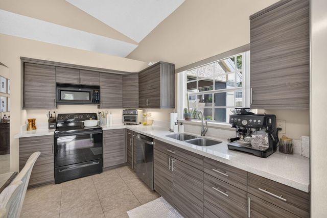 33 Selby Lane, Palm Beach Gardens, FL 33418