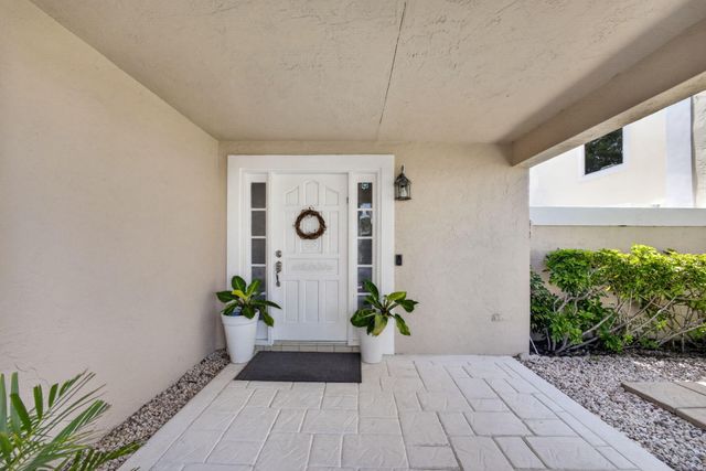 33 Selby Lane, Palm Beach Gardens, FL 33418