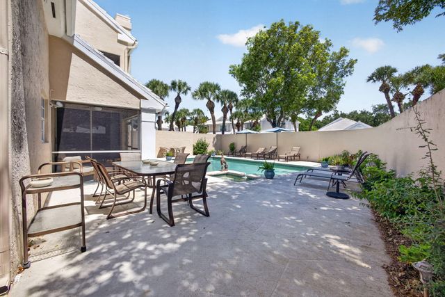 33 Selby Lane, Palm Beach Gardens, FL 33418