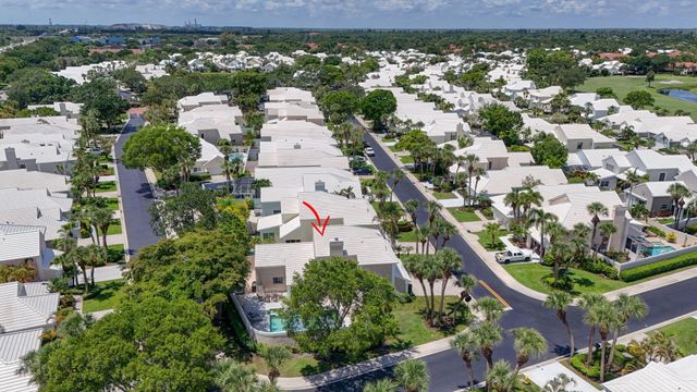 33 Selby Lane, Palm Beach Gardens, FL 33418
