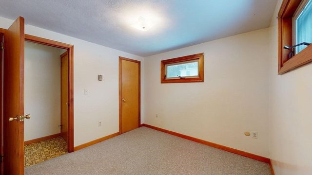 29 Lincoln St, Agawam, MA 01030