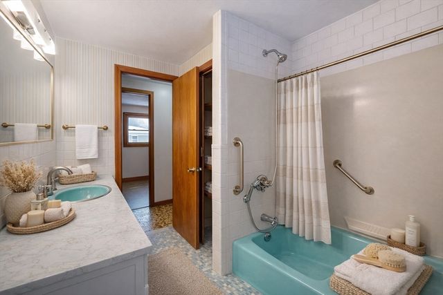 29 Lincoln St, Agawam, MA 01030