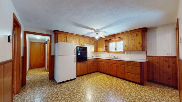 29 Lincoln St, Agawam, MA 01030