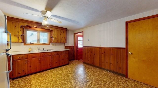 29 Lincoln St, Agawam, MA 01030