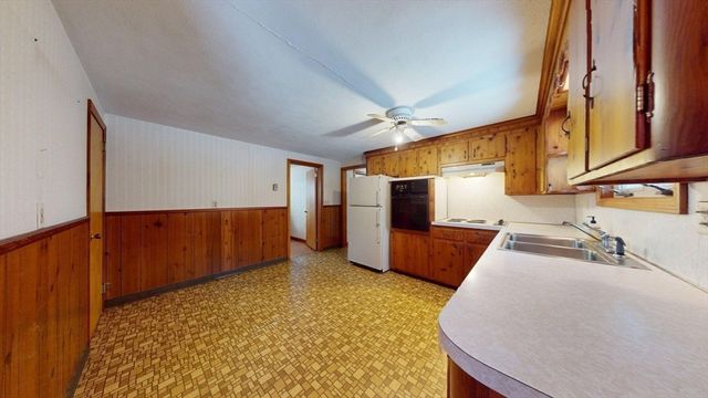 29 Lincoln St, Agawam, MA 01030