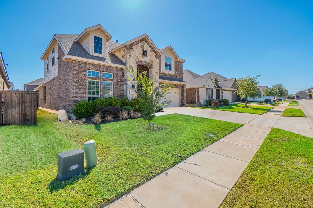 10808 Blaze Street, Aubrey, TX 76227 — photo 2