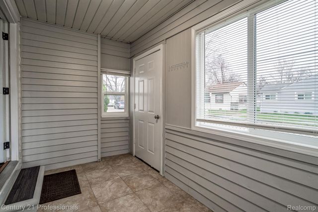 34038 CASEVILLE Court, Westland, MI 48186