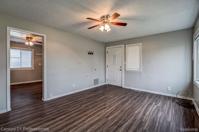 34038 CASEVILLE Court, Westland, MI 48186