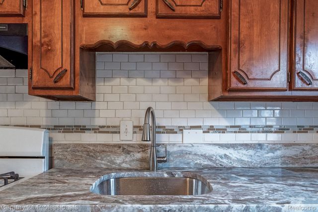 34038 CASEVILLE Court, Westland, MI 48186