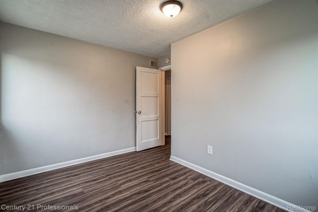 34038 CASEVILLE Court, Westland, MI 48186