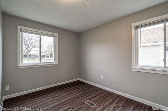 34038 CASEVILLE Court, Westland, MI 48186