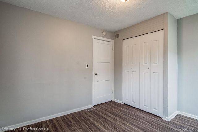 34038 CASEVILLE Court, Westland, MI 48186