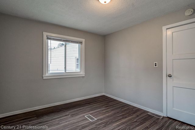 34038 CASEVILLE Court, Westland, MI 48186